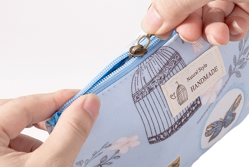 Производитель раскладывает брезент, собирает косметику, а женщина с печатями берет сумку для поездки в руки pic 10