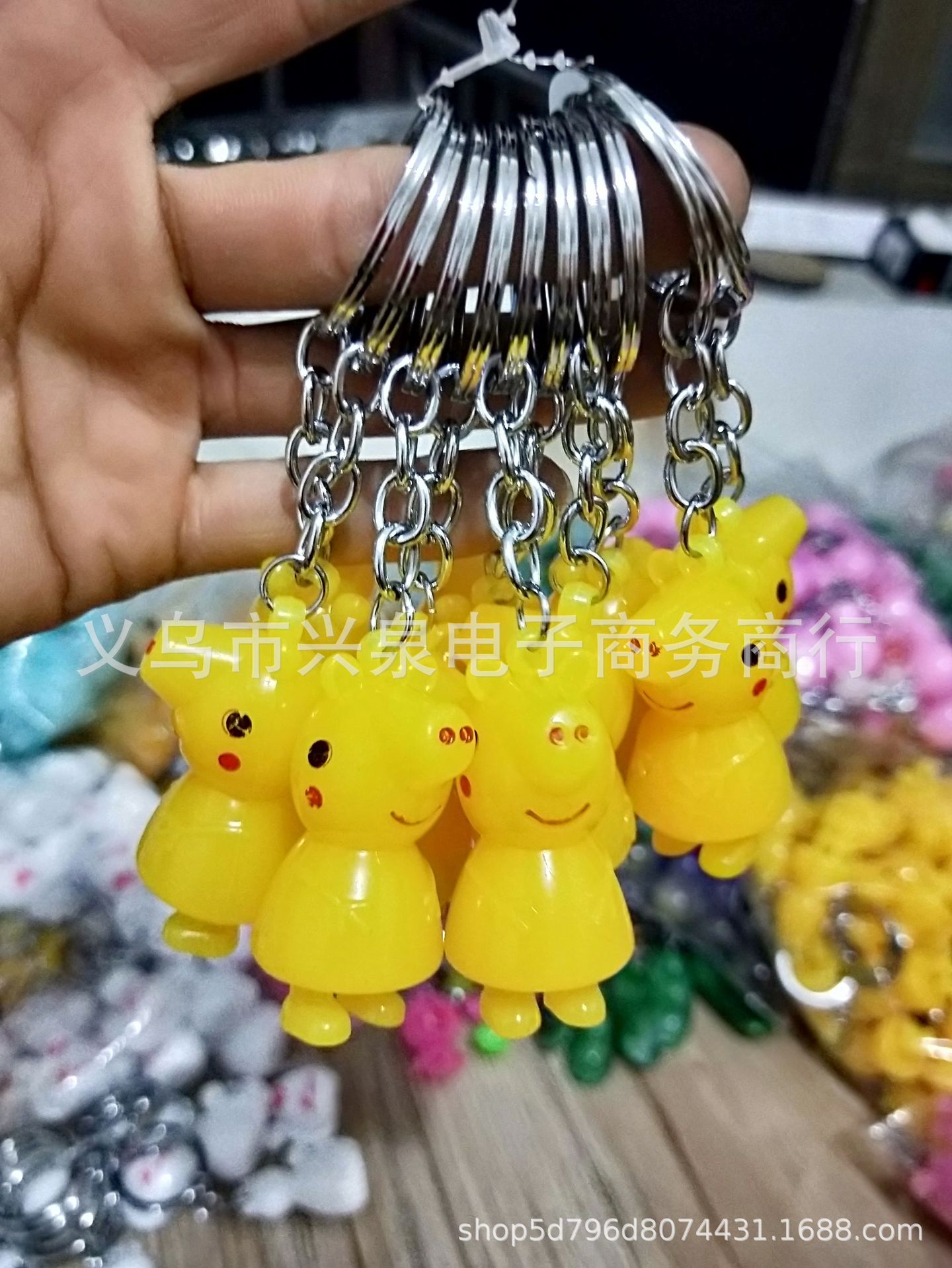 【 Zone 1-5 】 Cartoon pendants 100/ pack 2000/ box. Trendy and cute cartoon keychain pendants, bags, clothing pendants. Yiwu one-yuan store supply pic 7