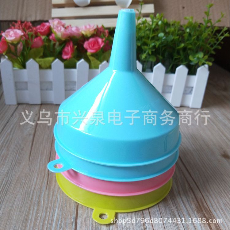 【 Zone 3-5 】 One box of 640 thickened color funnels, oil drain, kitchenware, water drain, wholesale supply at 1 or 2 yuan pic 1
