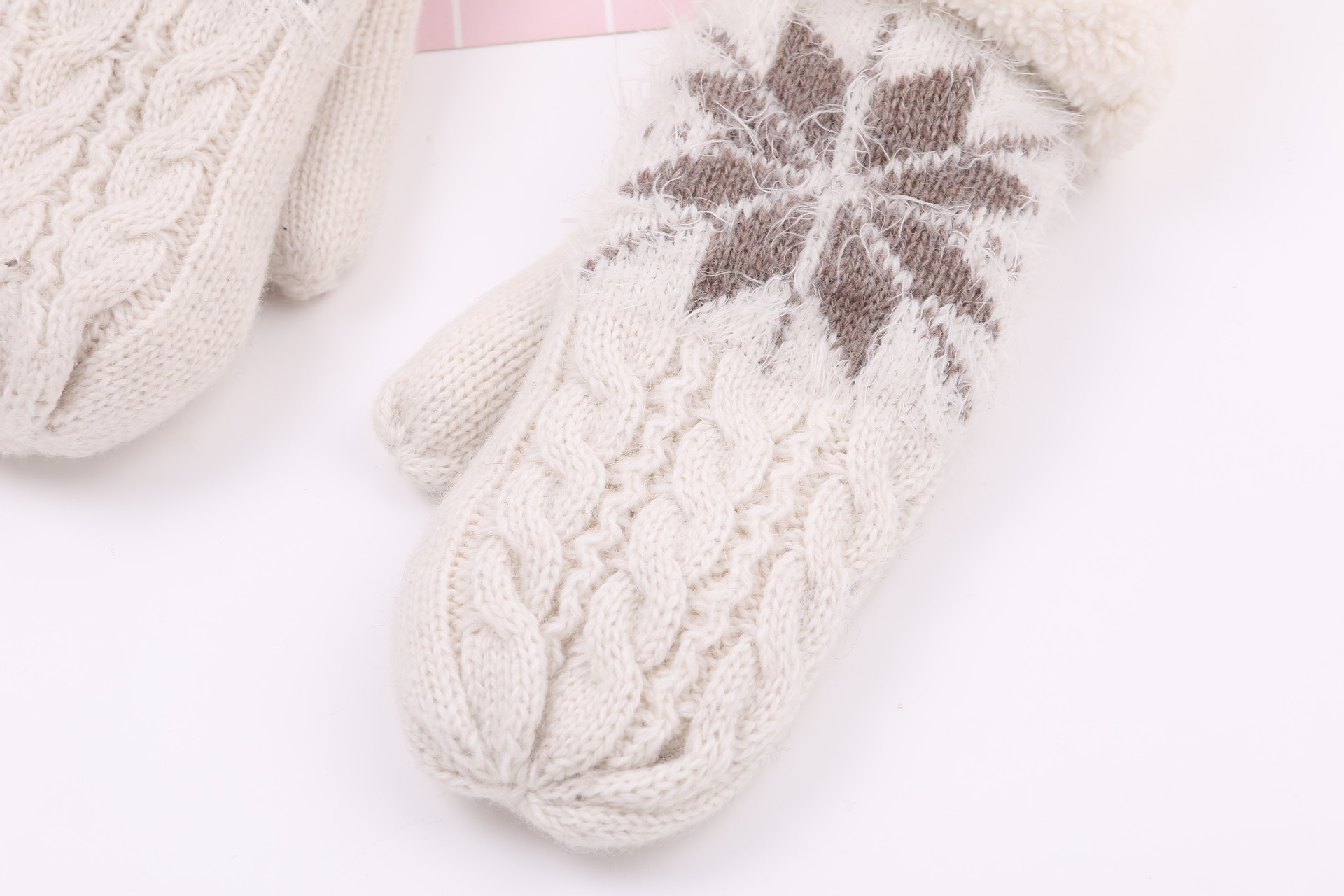 New style of warm, fleece and thickened mitten gloves for women, cute and sweet woolen finger-wrapped gloves for students, wholesale from the manufacturer pic 10