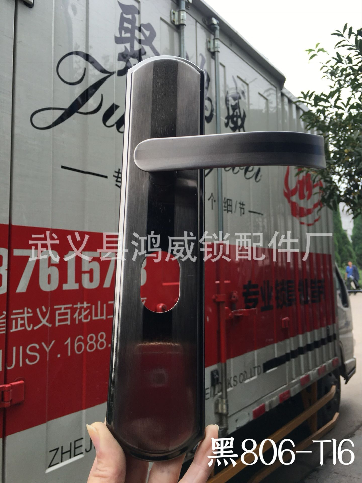 鸿威厂家直销进户门铁把手防盗大门铁拉手通用型黑金刚铁把手双活详情5