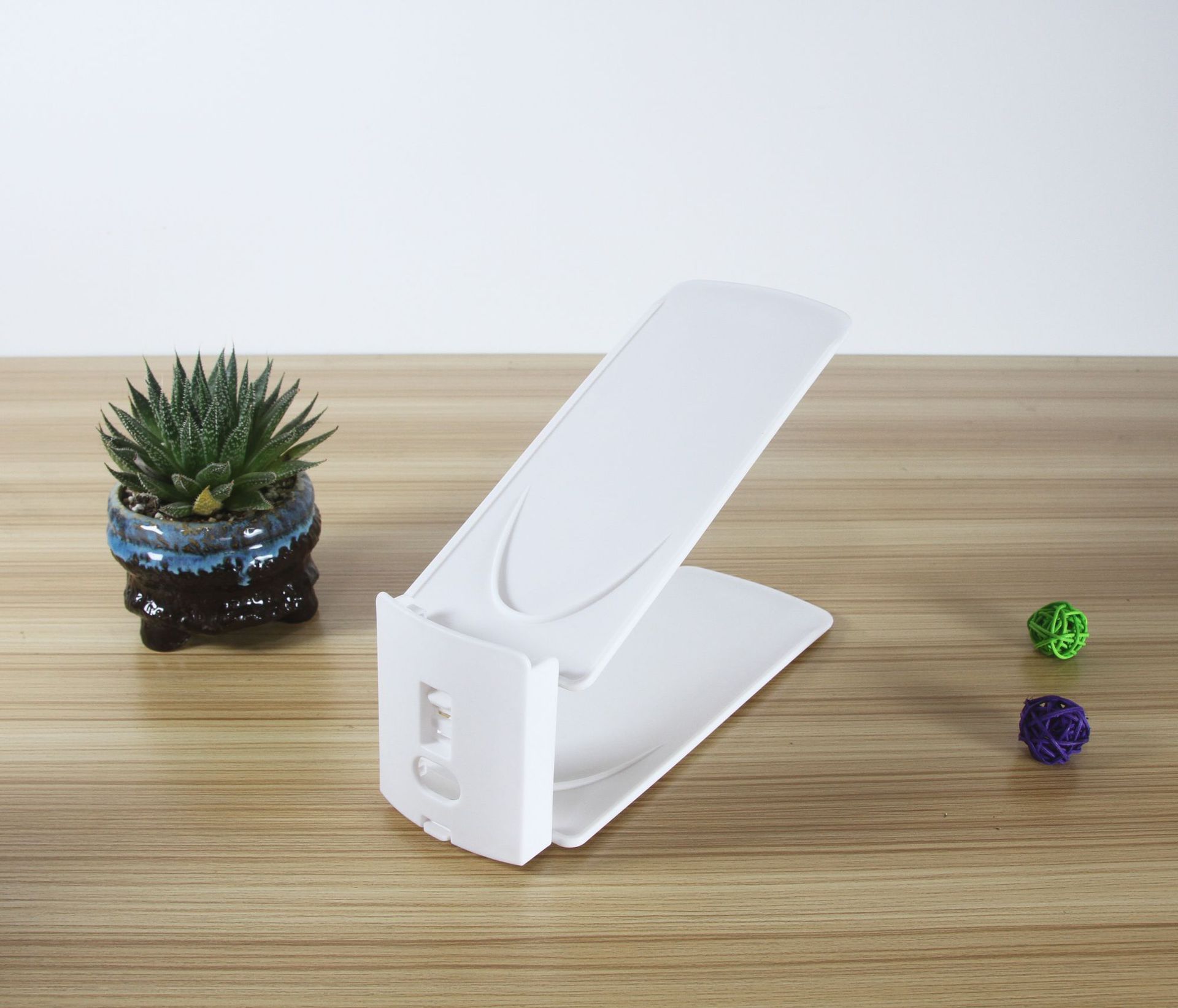 The 2018 new model of plastic shoe tray and shoe rack is a multi-functional, detachable and adjustable double-layer simple high-tech storage wonder pic 44