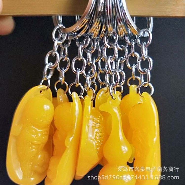 【 Zone 1-5 】 Imitation beeswax carved pendants 100 yuan per pack, one yuan. Good supply at street stalls. Imitation beeswax carved key pendants and creative keychains are selling well at temple fairs pic 5