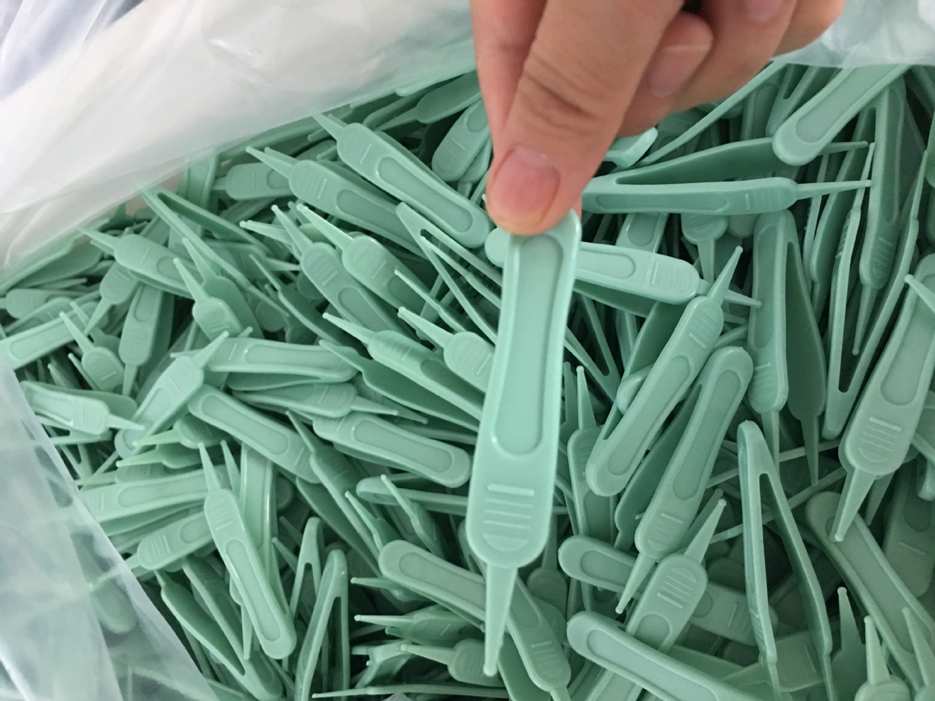 新起点洗护用品 婴儿鼻屎夹 宝宝日常护理清洁镊子圆头夹子详情1