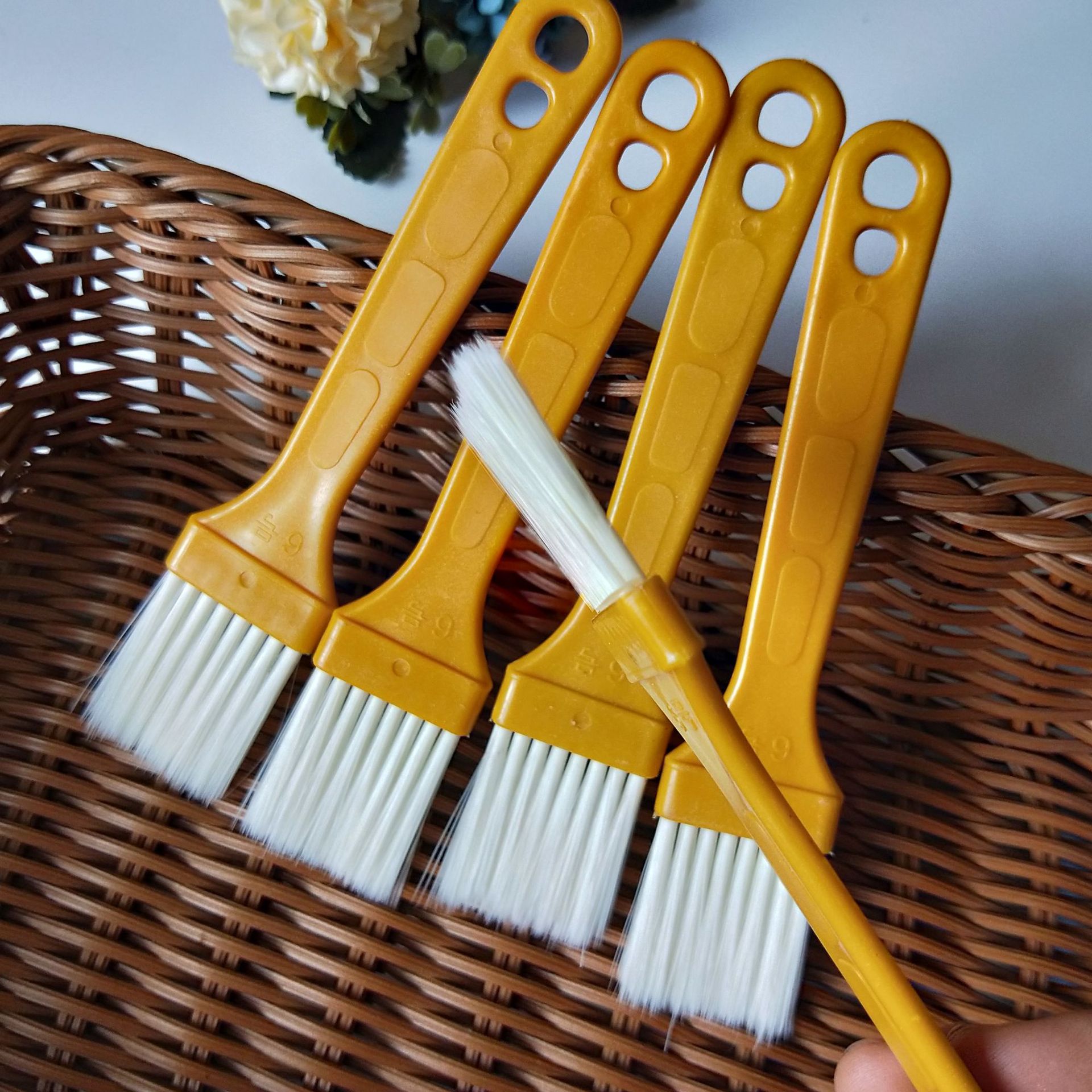 【 Zone 3-7 】 No. 6 board brush 50 yuan per box 3000 yuan per case No. 6 board brush Plastic yellow handle barbecue brush Nylon filament paint brush Cleaning brush 1 yuan store wholesale pic 4