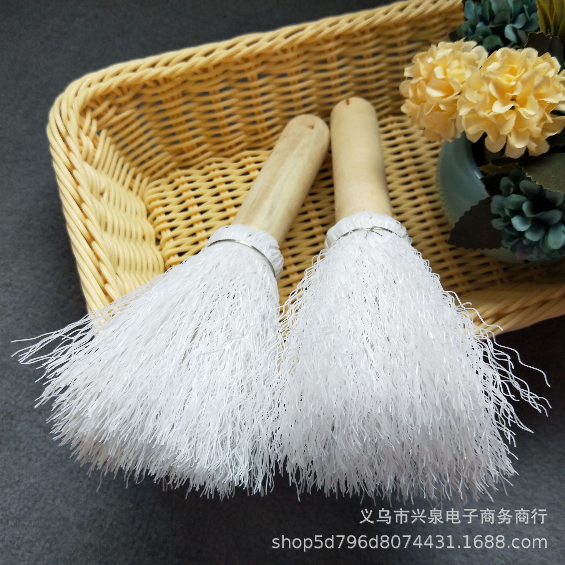 【 Zone 2-10 】 Small white wire pot brush 20 per string 300 per piece One yuan Two yuan white wire pot brush Wooden handle plastic wire pot brush cleaning brush pic 2