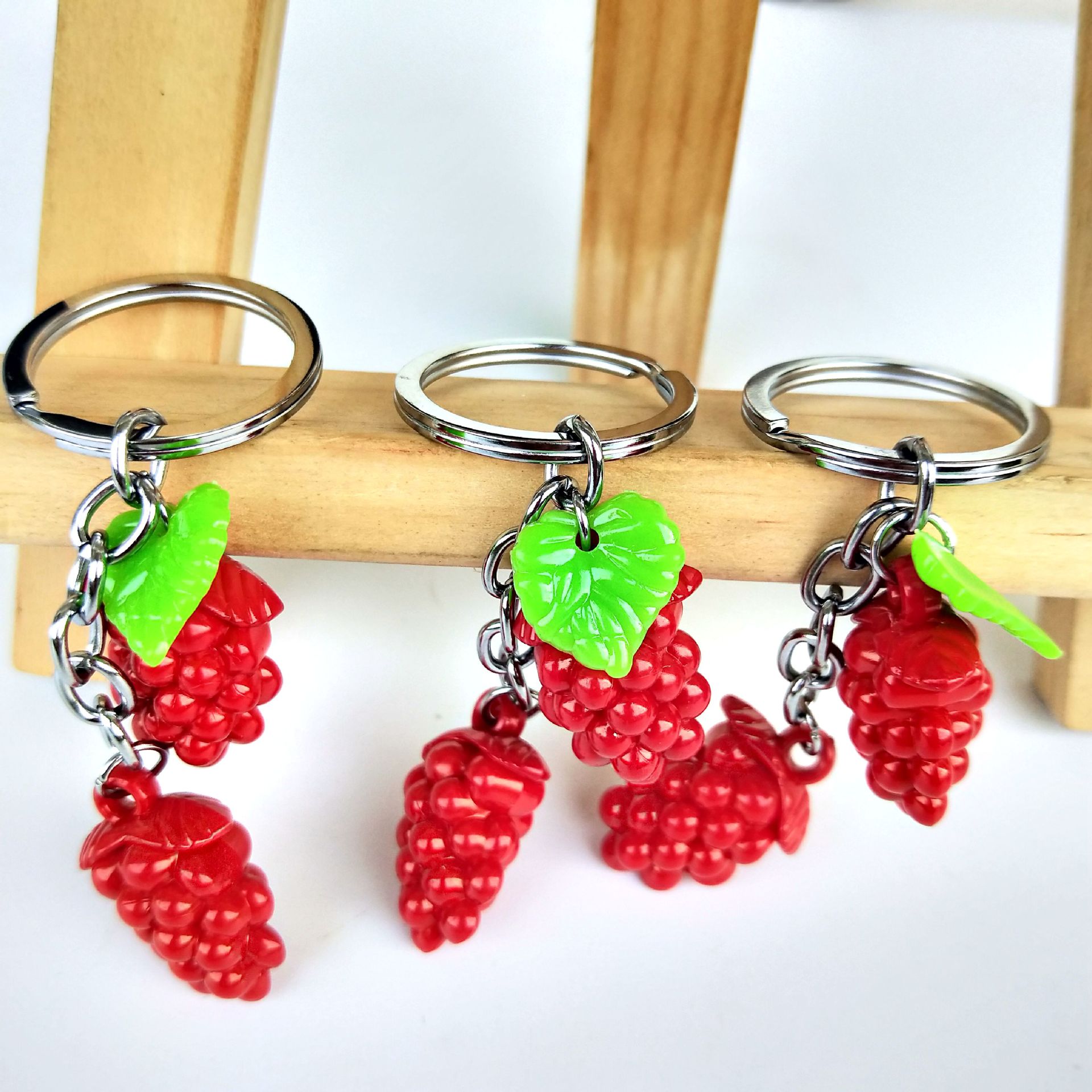 【 Zone 1-5 】 Red grape pendants 100 yuan per pack 2000 yuan per box 1 yuan store grape pendants, key pendants Red grape key pendants, key rings 1 yuan wholesale pic 2