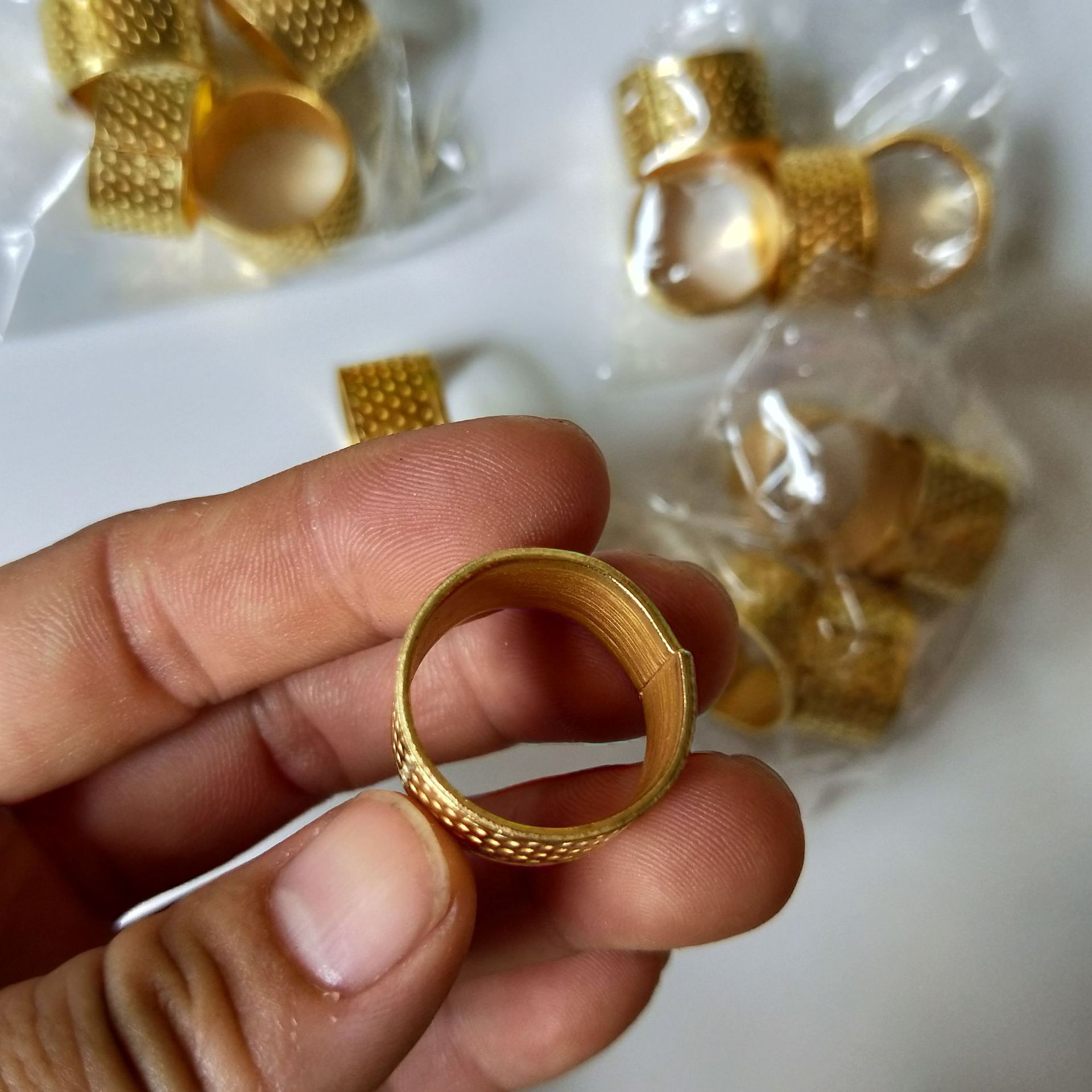 【 Zone 1-6 】4 pieces of thimble, 50 yuan per pack. 1000 packs. 4 pieces of thimble, thickened thimble sewing tools, 1 yuan per piece. Source: 1 yuan. Store wholesale: 1 yuan pic 3