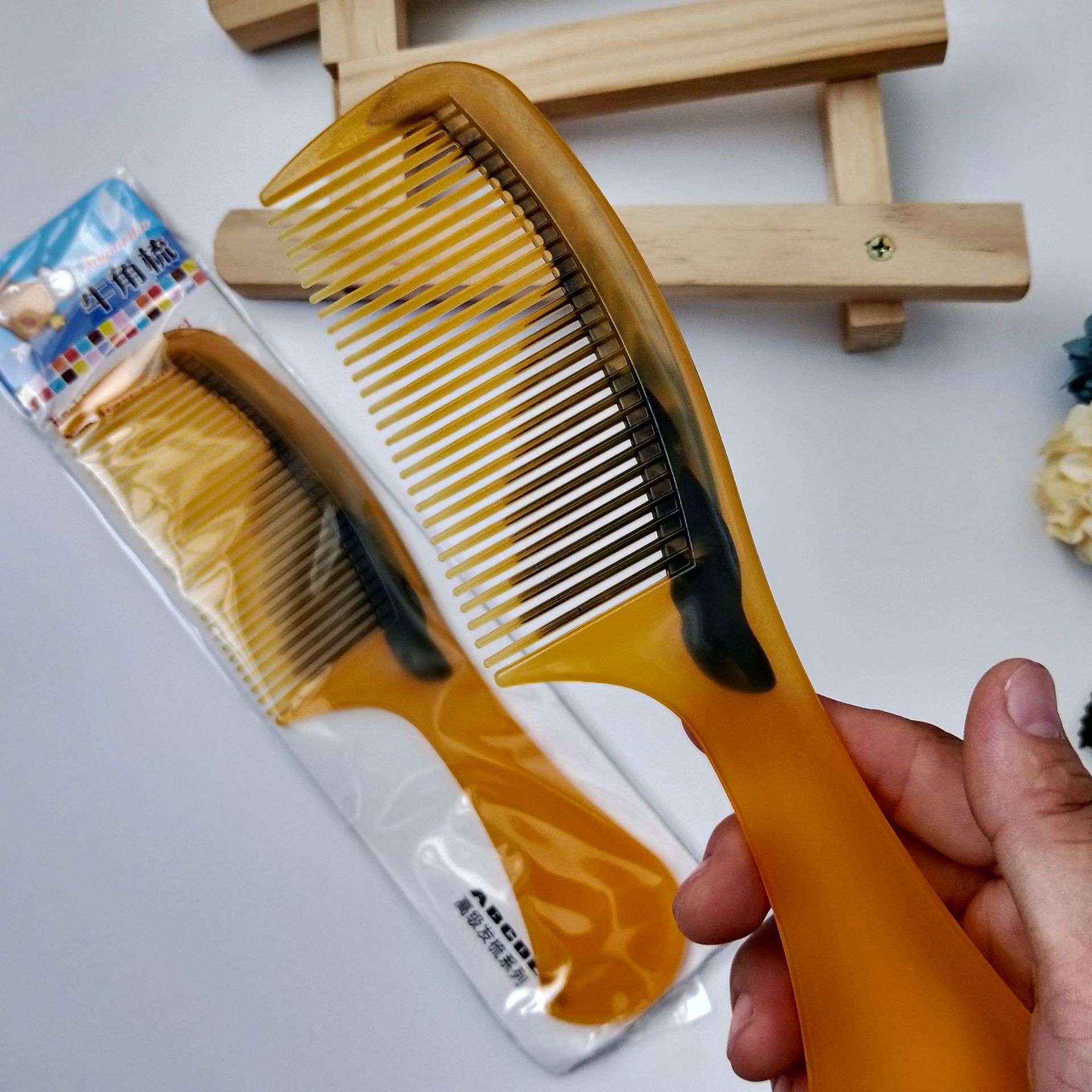 【3-11】 Black ox tendon comb 40/ pack 1400/ box Imitation ox tendon beauty comb Mixed color hair comb Yellow plastic comb 1 yuan 2 yuan wholesale supply pic 4