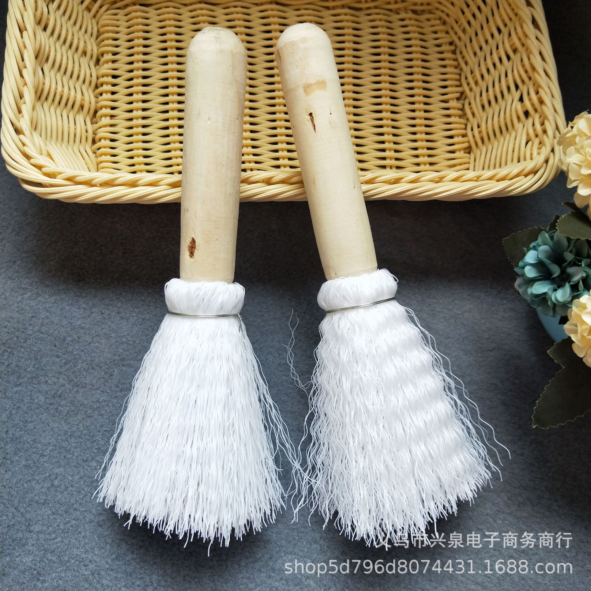 【 Zone 2-10 】 Small white wire pot brush 20 per string 300 per piece One yuan Two yuan white wire pot brush Wooden handle plastic wire pot brush cleaning brush pic 4