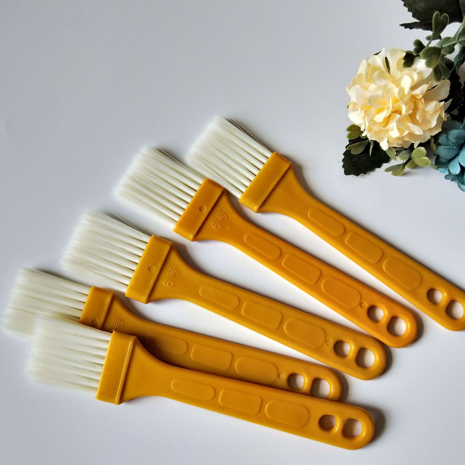 【 Zone 3-7 】 No. 6 board brush 50 yuan per box 3000 yuan per case No. 6 board brush Plastic yellow handle barbecue brush Nylon filament paint brush Cleaning brush 1 yuan store wholesale pic 3