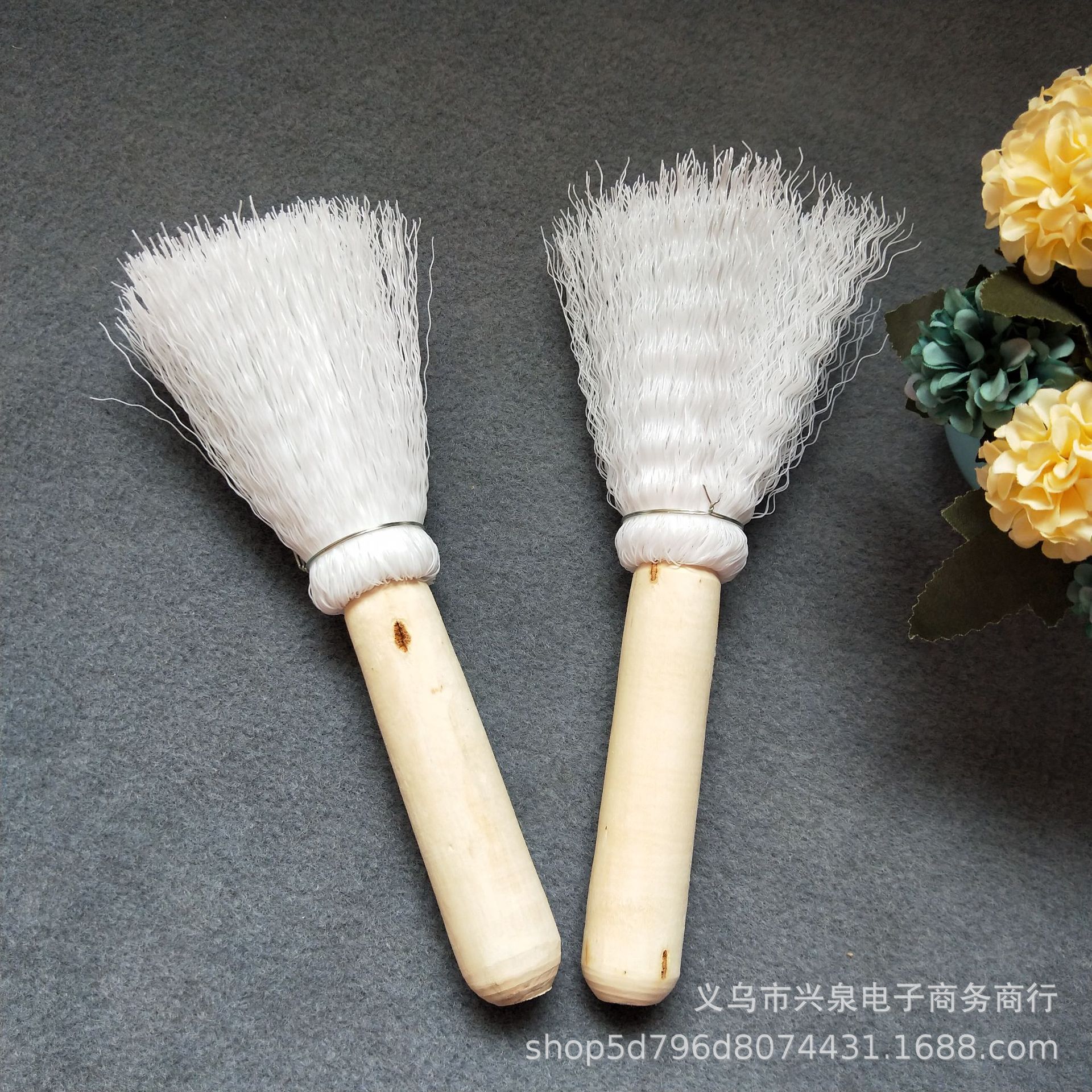 【 Zone 2-10 】 Small white wire pot brush 20 per string 300 per piece One yuan Two yuan white wire pot brush Wooden handle plastic wire pot brush cleaning brush pic 1