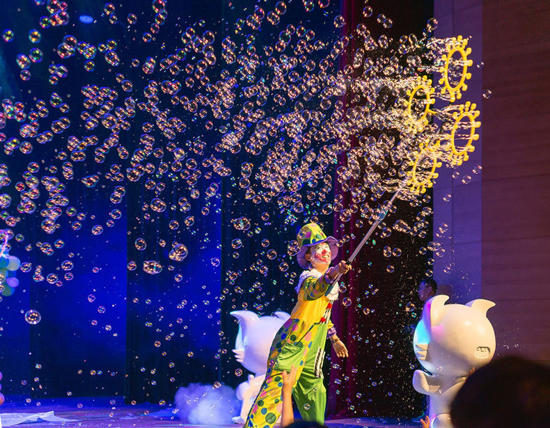 厂家直销婚庆舞台专用泡泡机 全自动氛围特效派对演出庆典婚起泡机遥控电动大型双轮塑料泡泡道具详情12