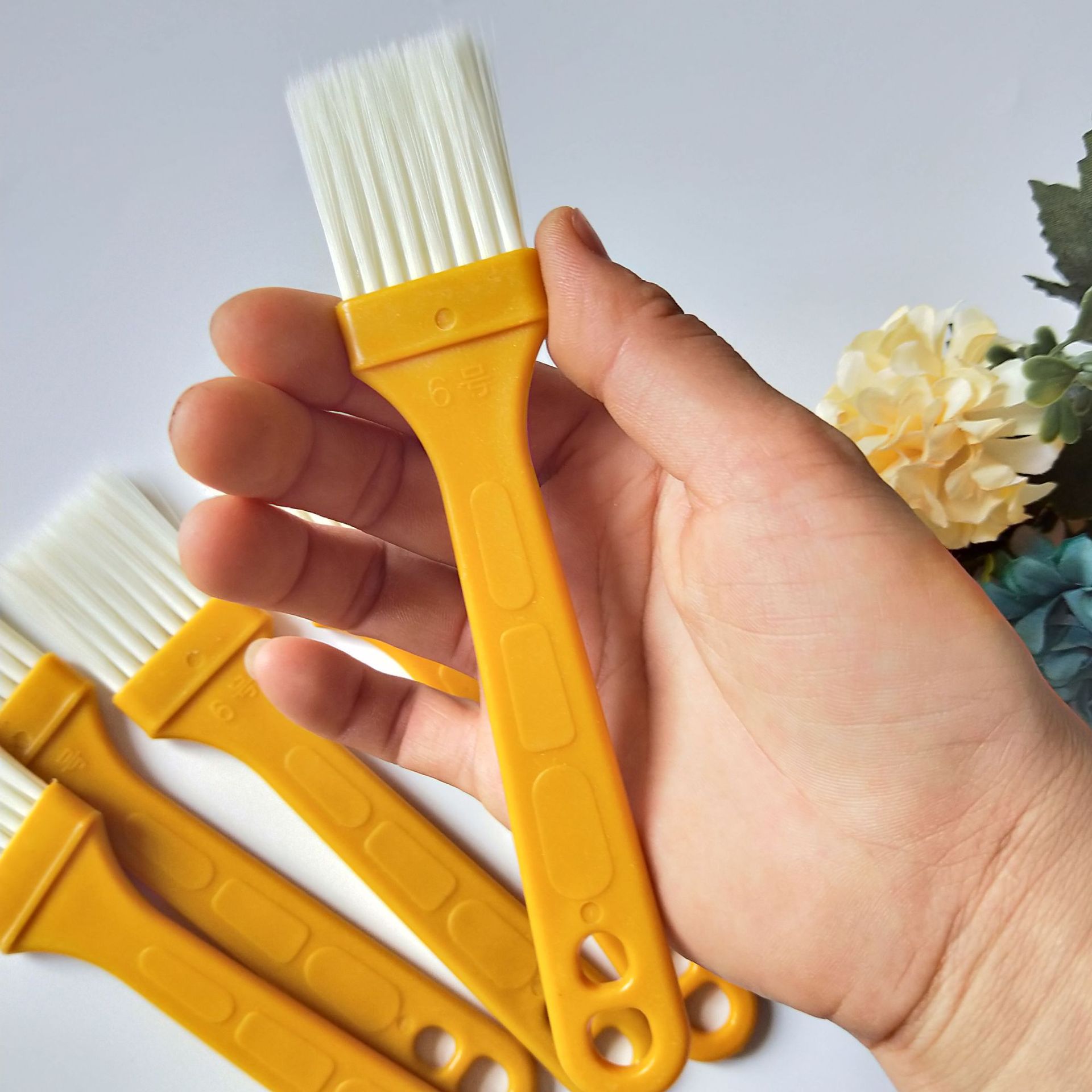 【 Zone 3-7 】 No. 6 board brush 50 yuan per box 3000 yuan per case No. 6 board brush Plastic yellow handle barbecue brush Nylon filament paint brush Cleaning brush 1 yuan store wholesale pic 1