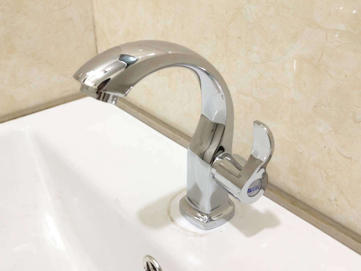 Fontanería hardware quick open single cold moon curved lavabo grifo aleación de zinc lavabo lavabo grifo venta al por mayor pic 11