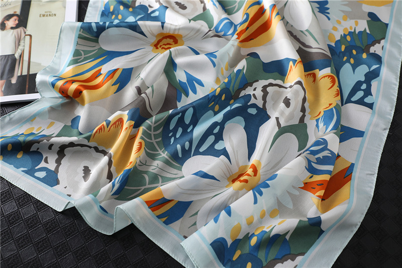 A 70cm small square scarf with Chinese trend printed patterns for women, fashionable clothing matching. The small silk scarf is an elegant autumn and winter scarf with flowers pic 20