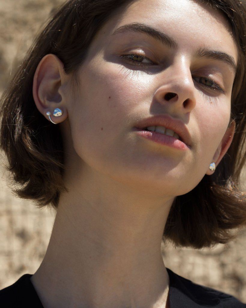 以色列小众设计感简约百搭时髦精致个性日常通勤风珍珠耳钉女新款详情3