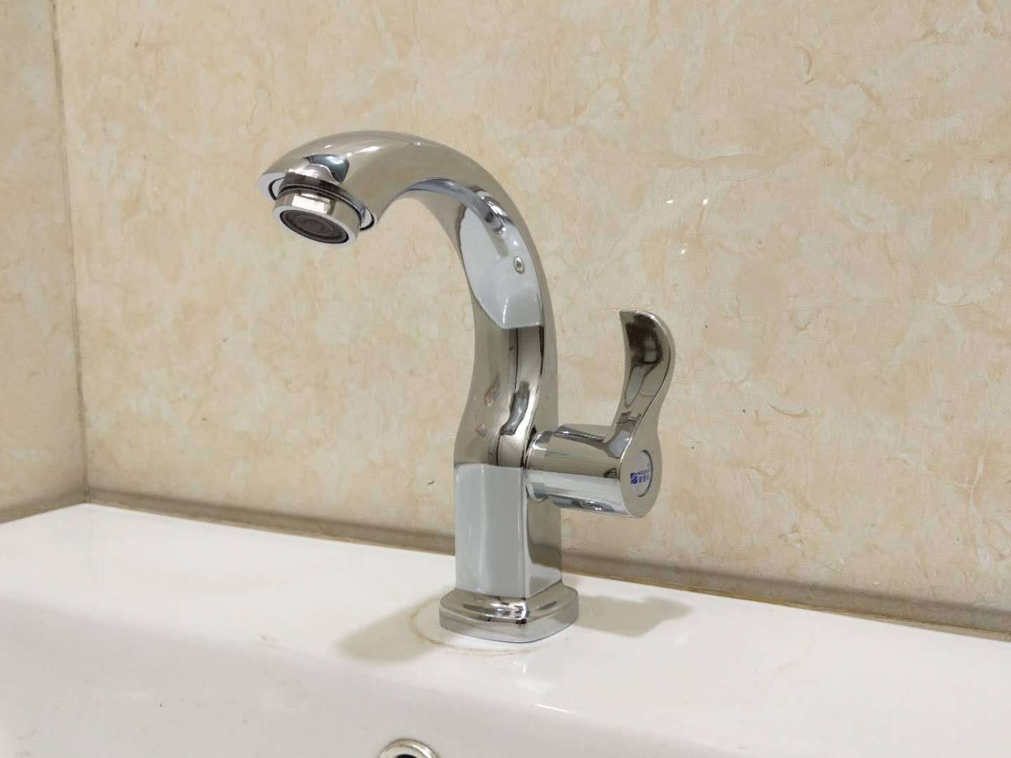 Fontanería hardware quick open single cold moon curved lavabo grifo aleación de zinc lavabo lavabo grifo venta al por mayor pic 1