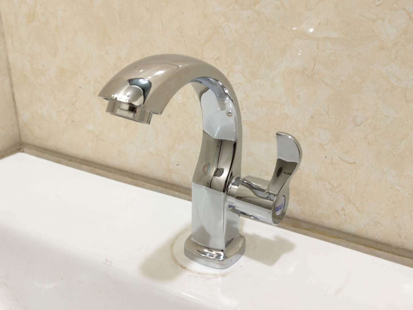 Fontanería hardware quick open single cold moon curved lavabo grifo aleación de zinc lavabo lavabo grifo venta al por mayor pic 10