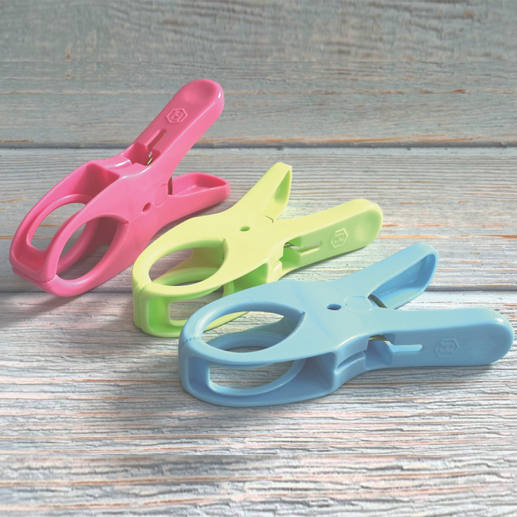 Factory direct sales of universal clothes clips, large plastic drying clips, traceless quilt fasteners, 8-clip windproof drying clothes clips pic 6