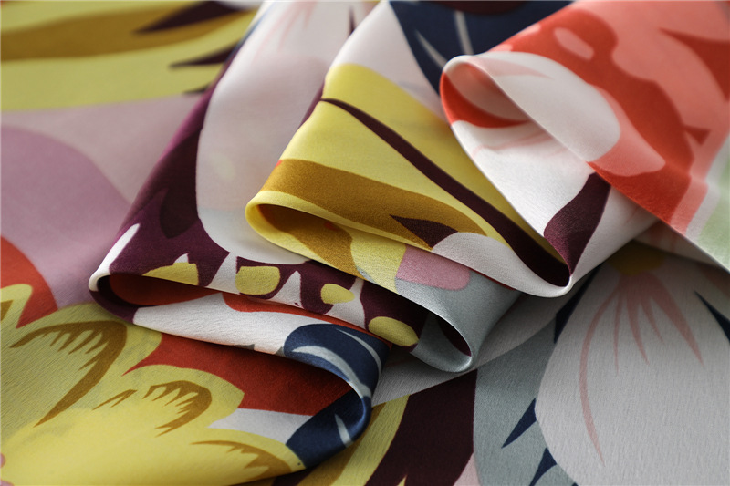 A 70cm small square scarf with Chinese trend printed patterns for women, fashionable clothing matching. The small silk scarf is an elegant autumn and winter scarf with flowers pic 25