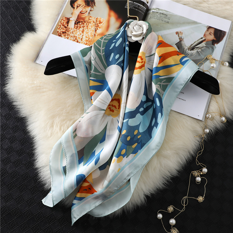 A 70cm small square scarf with Chinese trend printed patterns for women, fashionable clothing matching. The small silk scarf is an elegant autumn and winter scarf with flowers pic 18