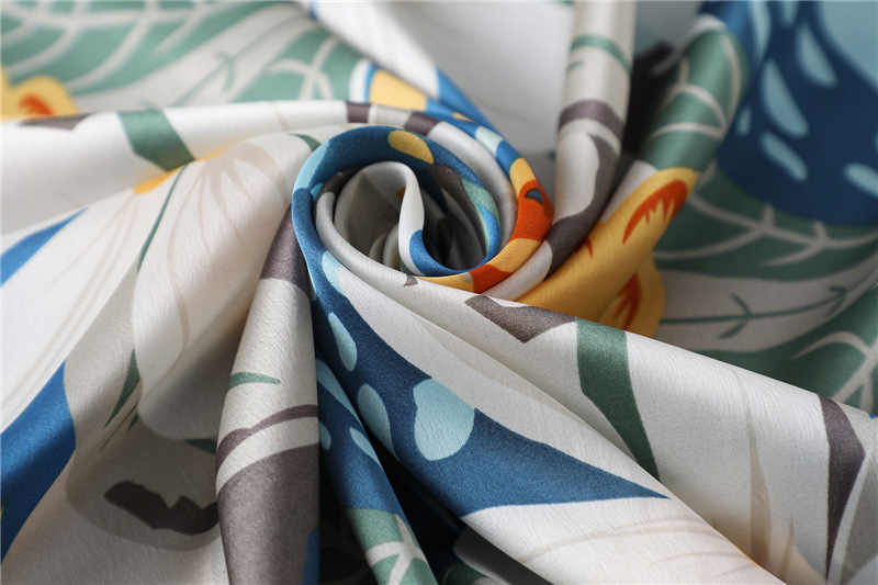 A 70cm small square scarf with Chinese trend printed patterns for women, fashionable clothing matching. The small silk scarf is an elegant autumn and winter scarf with flowers pic 21