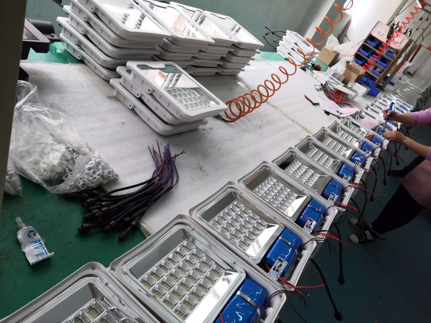 Solar floodlights, outdoor projection searchlights, park lawn high waterproof floodlights, high-power solar lamps pic 3