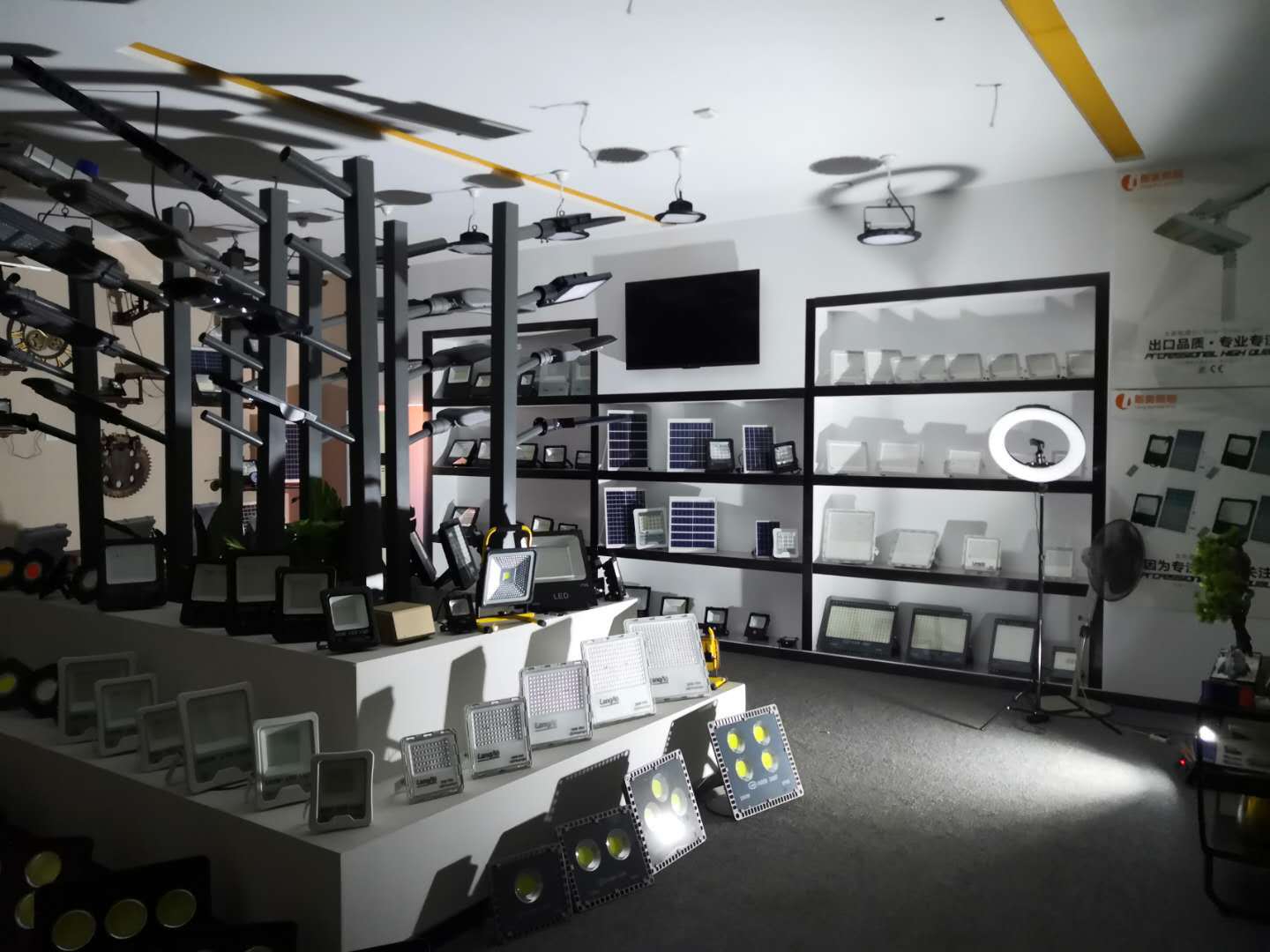 Solar floodlights, outdoor projection searchlights, park lawn high waterproof floodlights, high-power solar lamps pic 5
