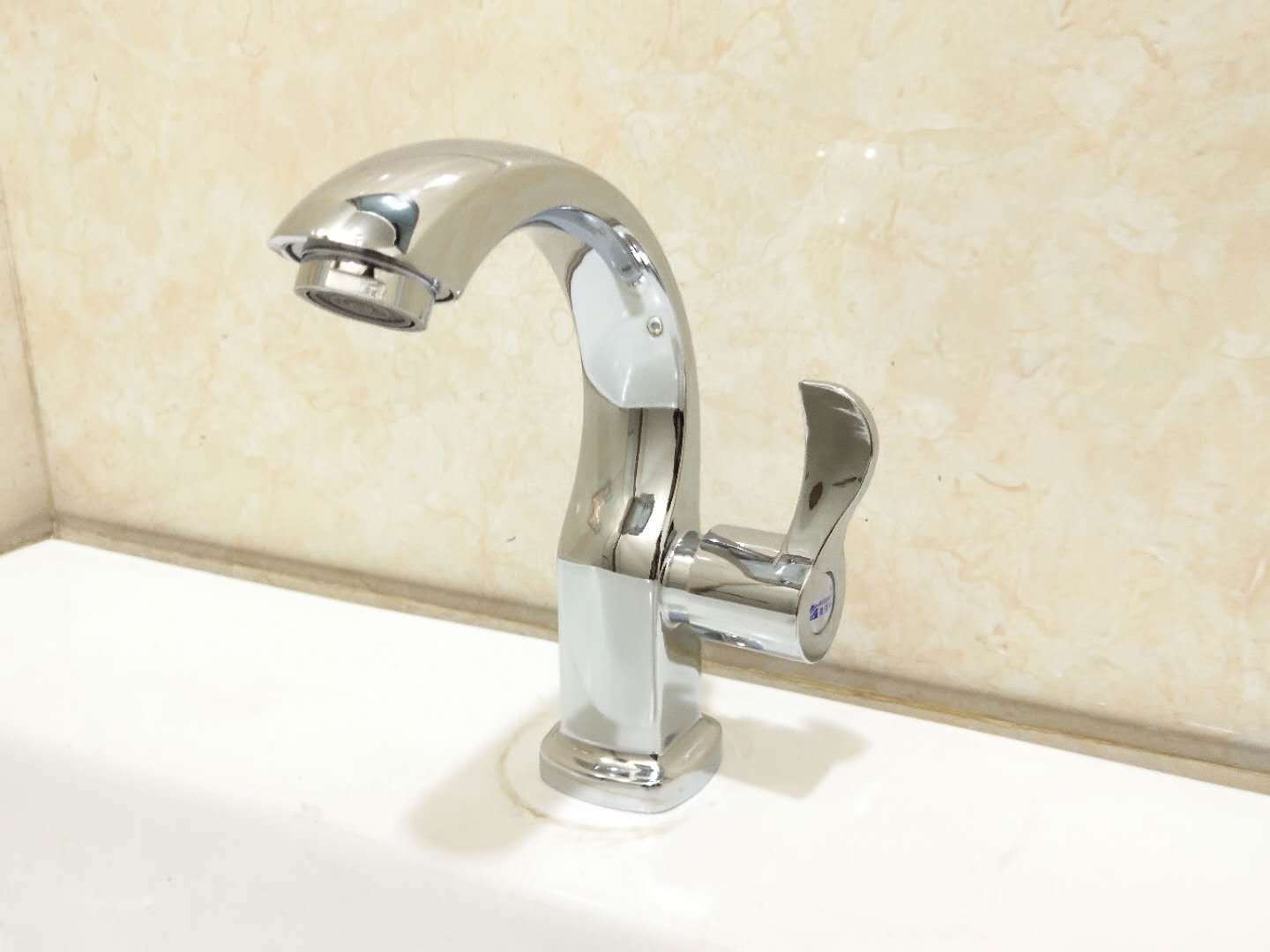 Fontanería hardware quick open single cold moon curved lavabo grifo aleación de zinc lavabo lavabo grifo venta al por mayor pic 4