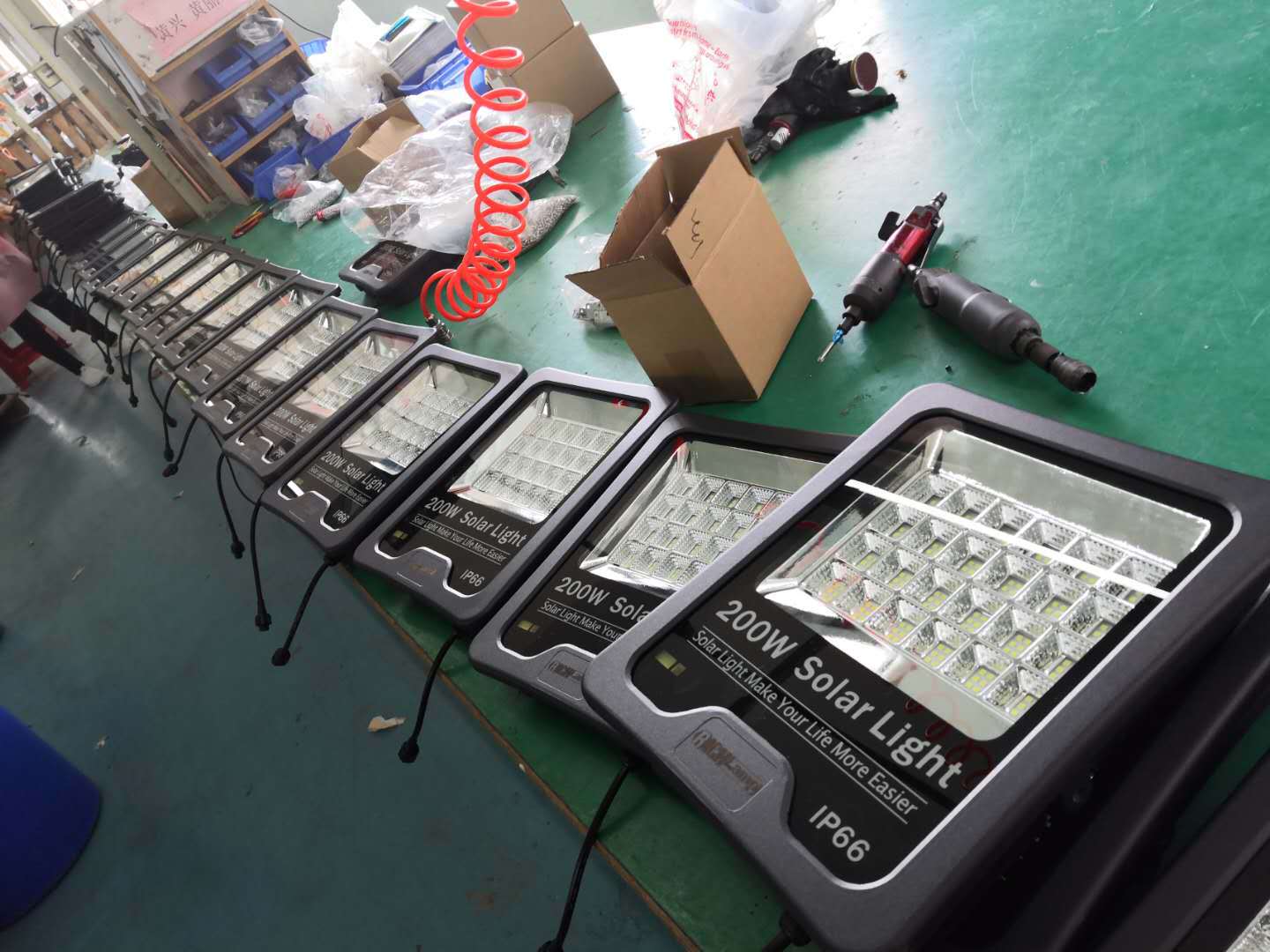 Solar floodlights, outdoor projection searchlights, park lawn high waterproof floodlights, high-power solar lamps pic 7