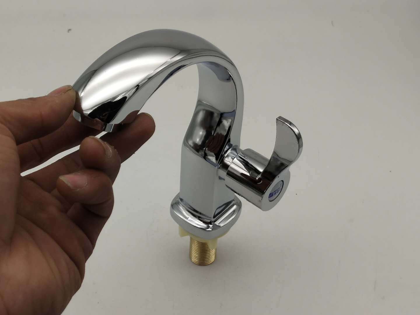 Fontanería hardware quick open single cold moon curved lavabo grifo aleación de zinc lavabo lavabo grifo venta al por mayor pic 3