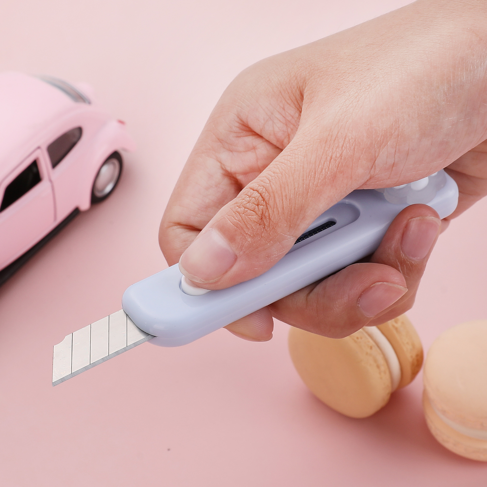 The Pioneer 8137 mini utility knife cuts the express delivery knife. The cute cat PAWS change color when exposed to light pic 5