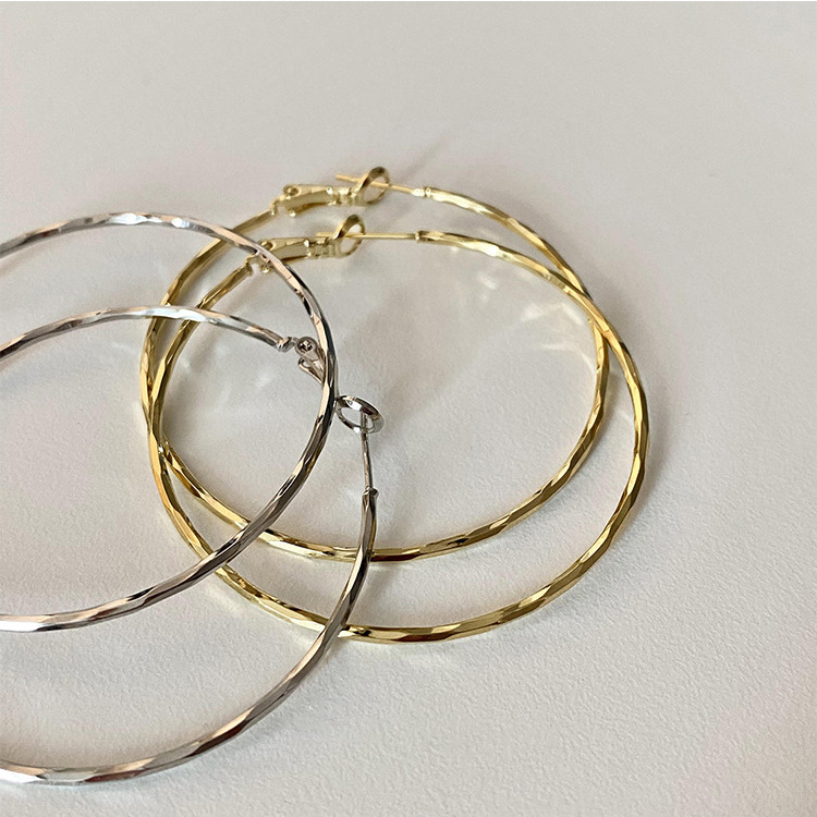 High-end wavy metal large ear rings for women, Korean style, simple and versatile, elegant stud earrings, cold style pic 8