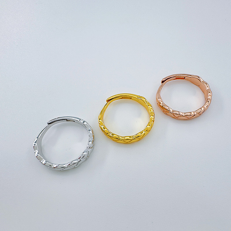 柏伶饰品新款小香风菱格戒指纹经典戒指窄版镶钻光面情侣对戒批发详情12