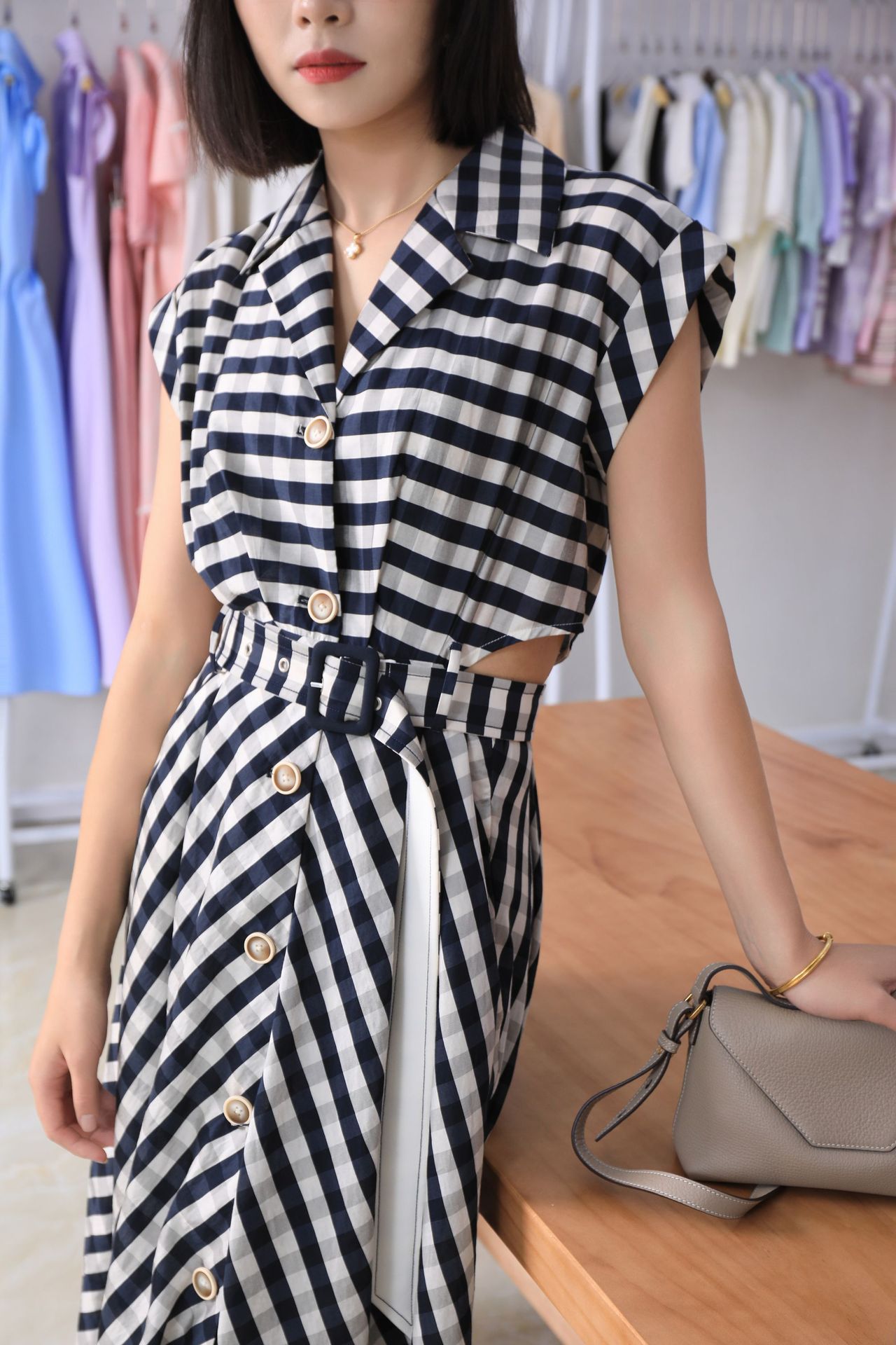 深圳南油高端精品小众设计感腰部镂空松紧腰带飞袖显瘦格子连衣裙详情9