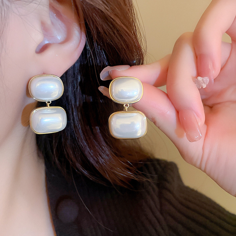 Silver needle retro court style heart-shaped figure pearl earrings, French light luxury stud earrings, female Internet celebrity style earrings wholesale pic 16