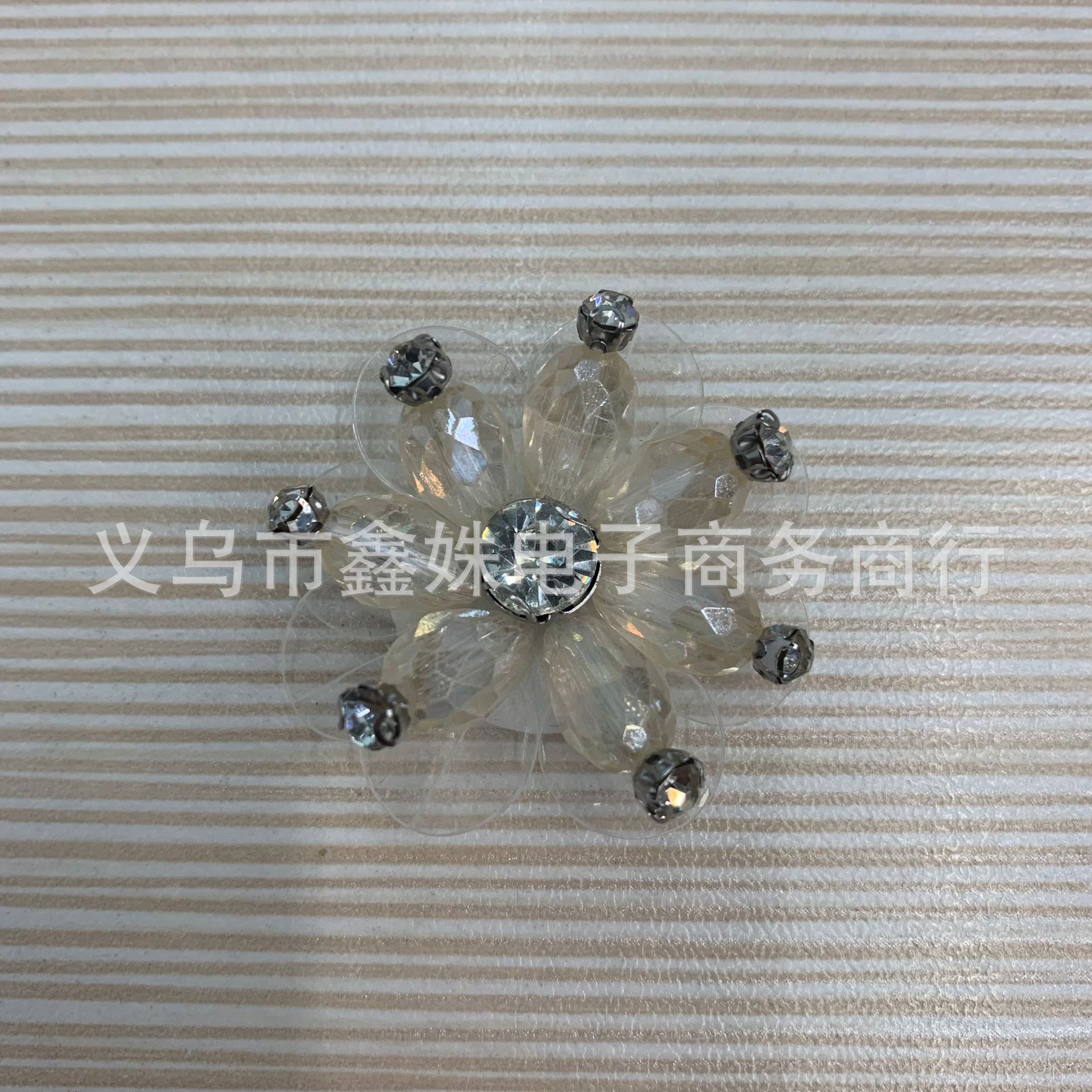 Камелия из гирлянды, гвозди с бусами, аксессуары DIY pic 2