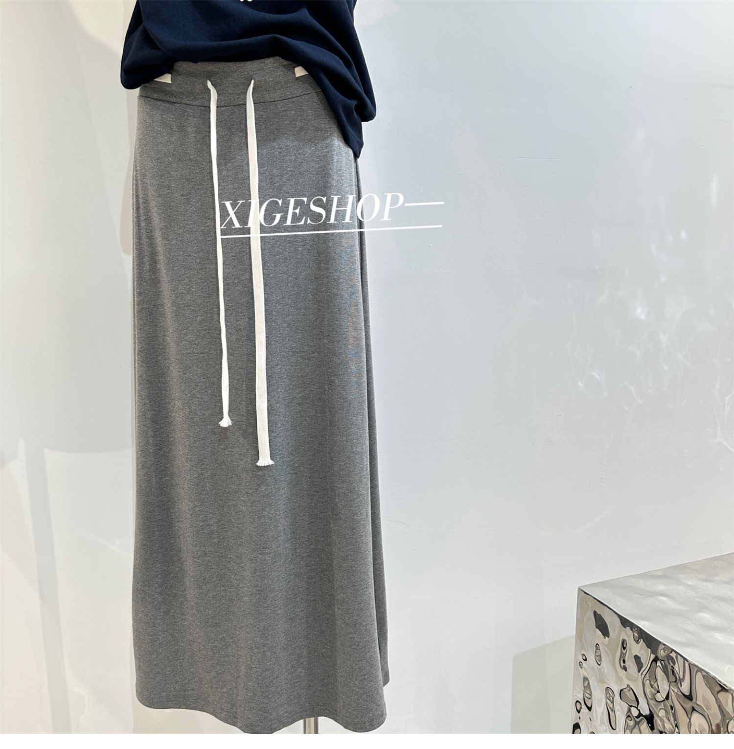 The contrasting color waist drawstring skirt is A high-waisted, slimming dress with a split mid-length, casual and versatile A-line skirt for women in summer pic 18