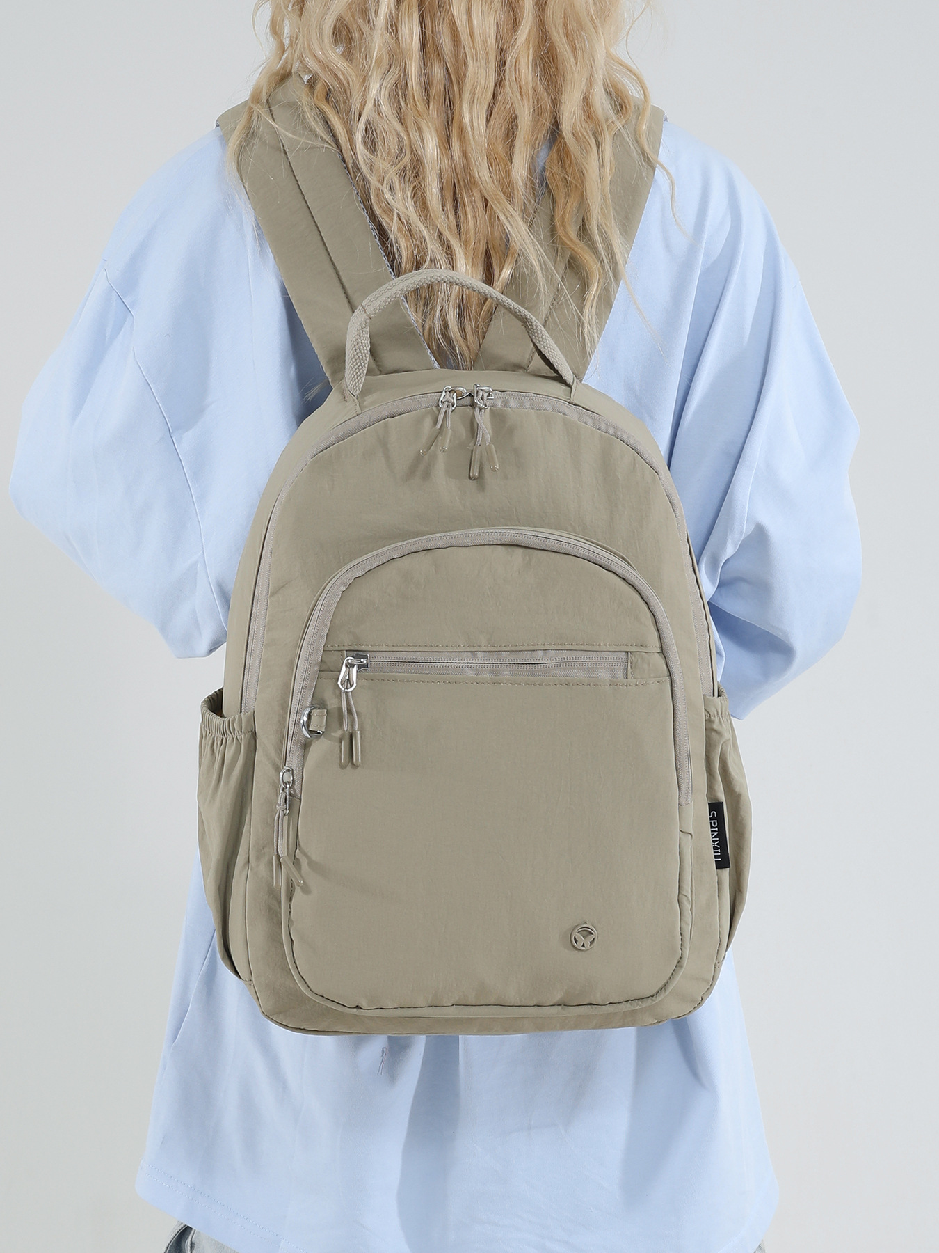 现货外贸跨境大容量轻便多隔层女士休闲百搭防泼水学生双肩包学生详情4