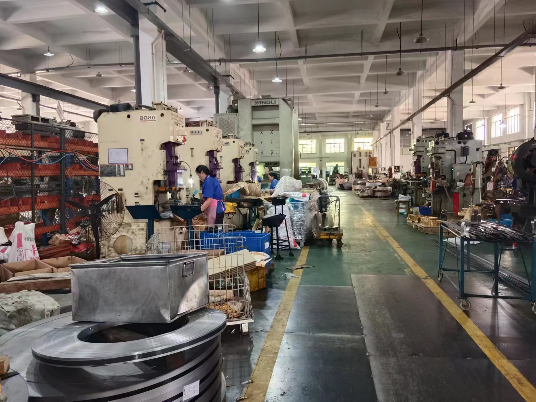 厂家跨境现货简易铁艺三角支架壁挂托架墙上置物架可承重隔板层架详情11