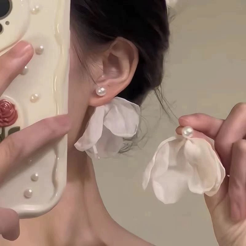 Spring/Summer 2025 fresh and elegant flower earrings for women, a light luxury and high-end look, pearl stud earrings, super fairy-like, versatile and elegant earrings pic 21