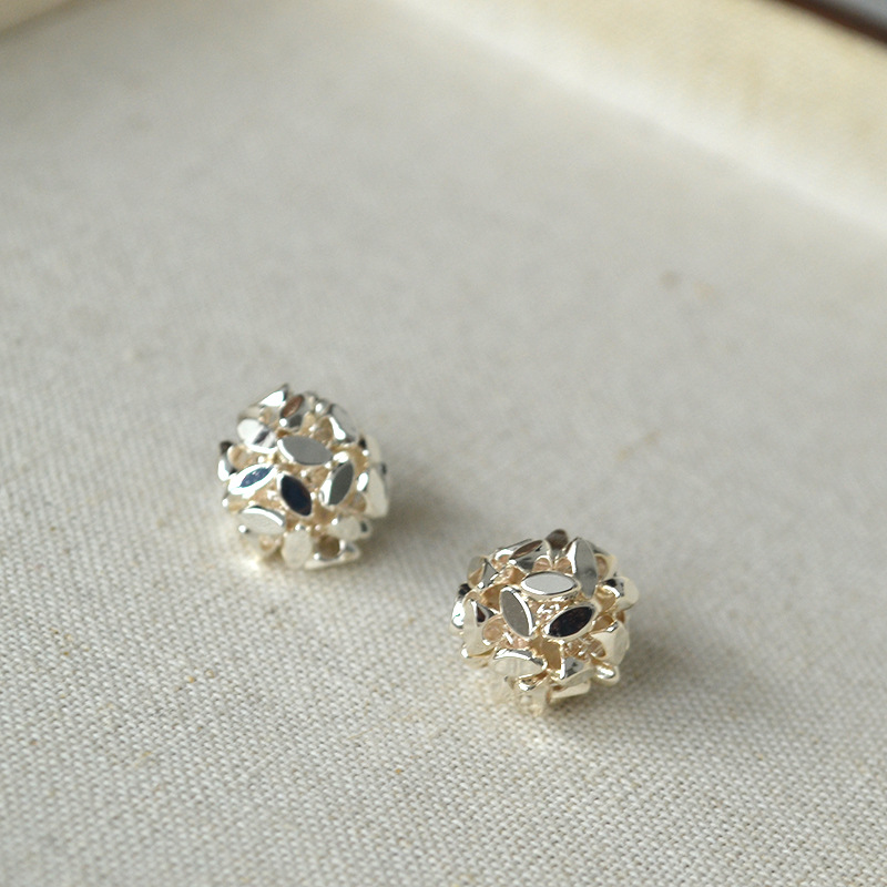 墙裂推荐小众ins风多切面闪亮银色镂空花球日常简约气质耳钉耳饰详情8