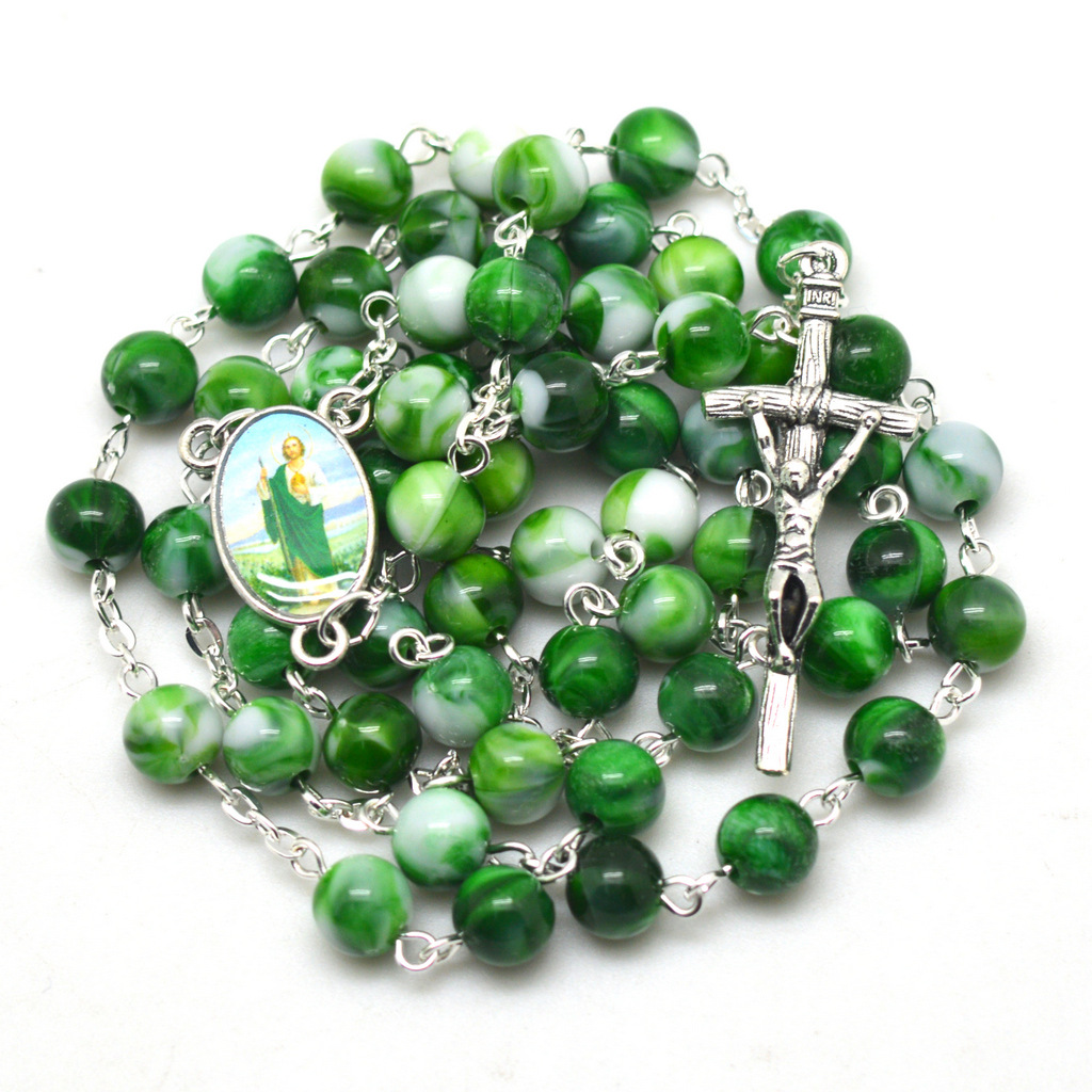 The green acrylic curved needle design necklace is a fashionable and trendy accessory. It is simple and individual jewelry made of eco-friendly materials, light and comfortable pic 1