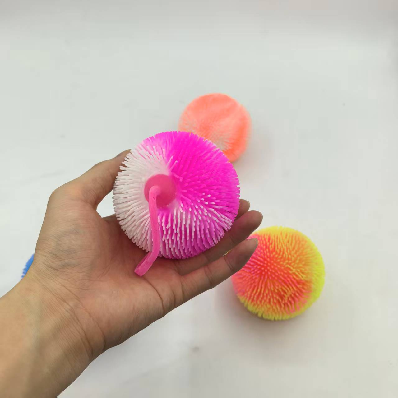 双色短密毛球发光儿童解压玩具 发泄闪光球厂家直销详情3