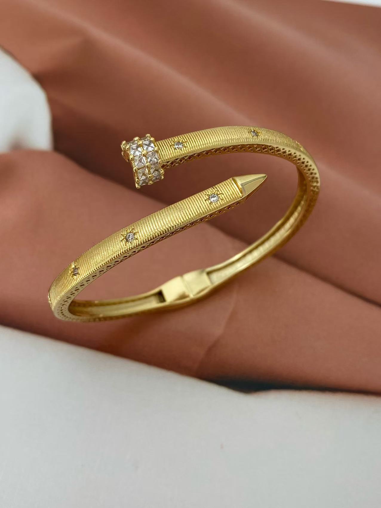 Court style retro brushed bracelet ring, niche light luxury high-end bracelet, gold 瓖 diamond buckle bracelet manufacturer pic 6