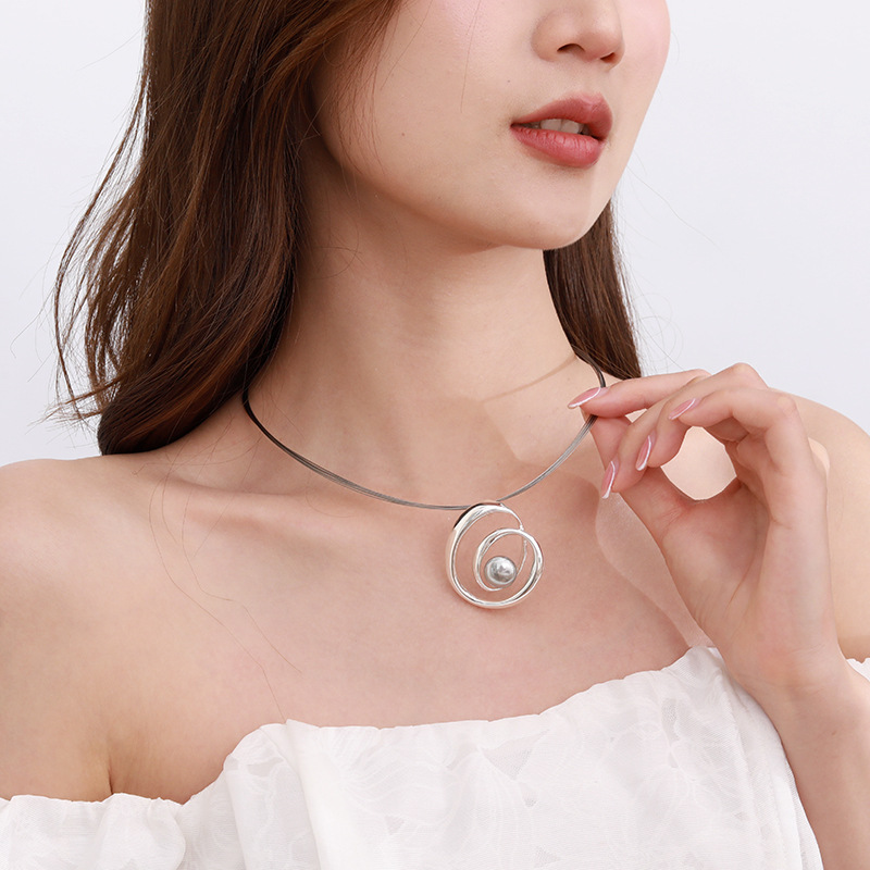 亚马逊爆款欧美时尚高级精致镂空不规则圆几何合金吊坠女士锁骨链详情7