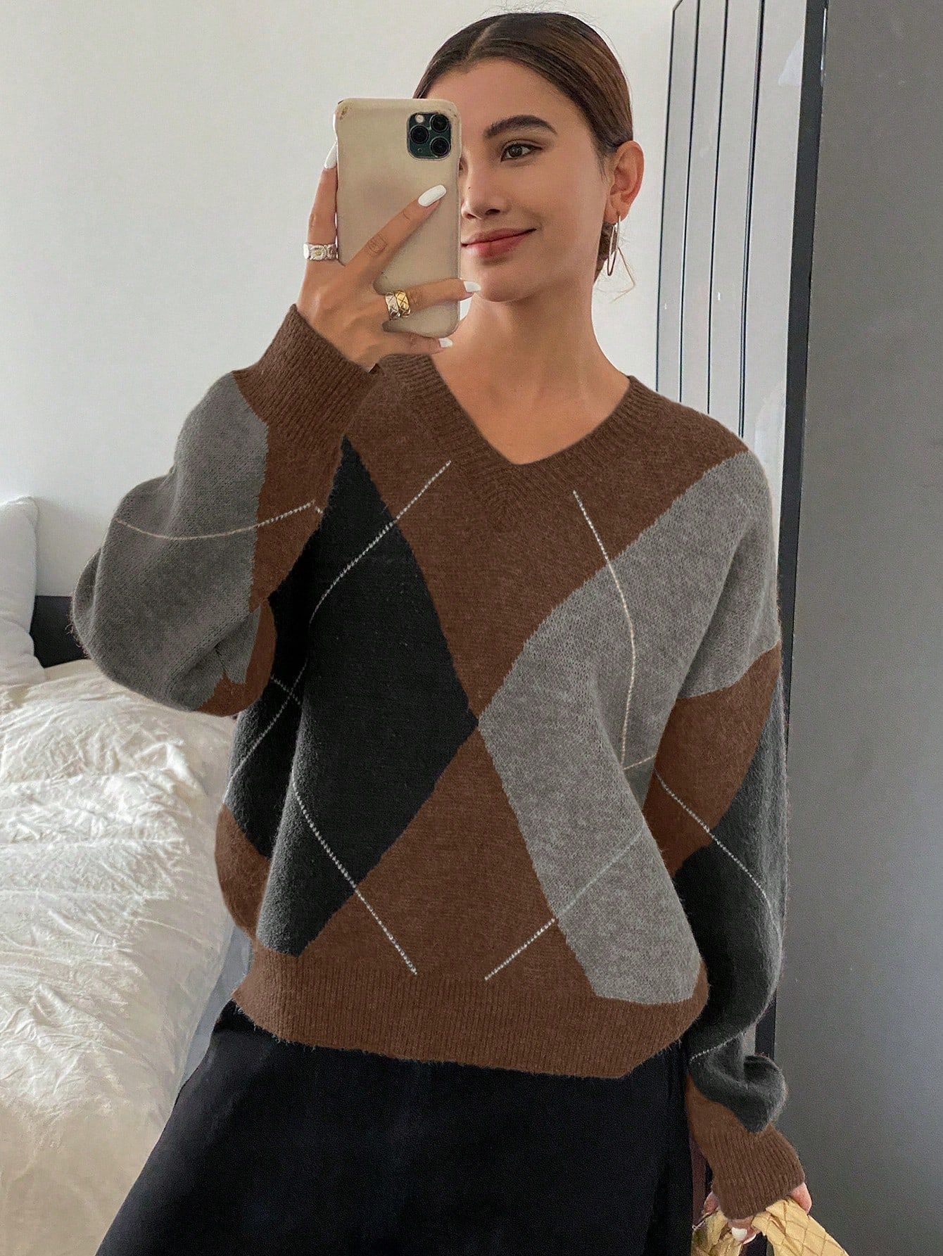 A retro color-blocking diamond-shaped V-neck sweater for women, a laid-back Korean-style knitted sweater, a casual and fashionable base layer for a trendy top pic 12