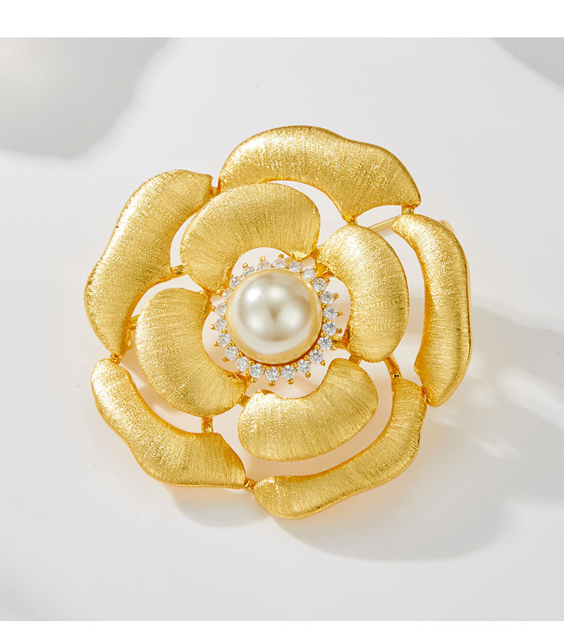 原创设计轻奢拉丝金色山茶花胸针铜合金真金电镀镶锆立体镂空别针详情14