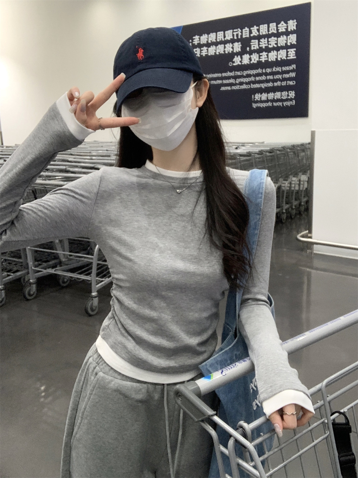 A trendy and unique round-neck color-blocking fake two slimming cotton long-sleeved T-shirts for women, a new grey top from Spring and autumn pic 5